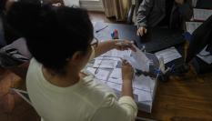 Una electora gallego vota a las elecciones regionales de Galicia (España), en Sao Paulo (Brasil).