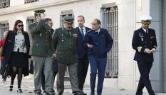 El exsecretario de Estado de Seguridad Francisco Martínez (c-d) a su llegada este martes a la Audiencia Nacional para y declarar como investigados en la causa por las supuestas presiones sufridas por el extesorero del PP Luis Bárcenas y uno de sus abogados para evitar que salieran a la luz informaciones comprometedoras sobre el caso Gürtel.