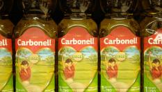 Imagen de archivo de aceite de oliva en un estante de un supermercado.