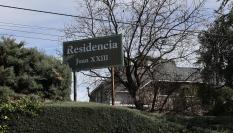 Letrero de la residencia madrileña en la que murieron tres personas, tras registrarse un incendio.