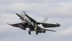 Un caza modelo EF-18M Hornet español aterrizando en la base aérea de Albacete, en una imagen de archivo