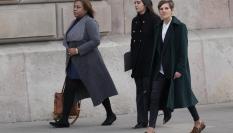 La abogada de Dani Alves, Inés Guardiola (d), a su llegada a la Audiencia de Barcelona.