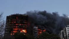 Las llamas devastan el edificio en Valencia