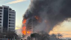 Las llamas y el humo a primera hora de la tarde