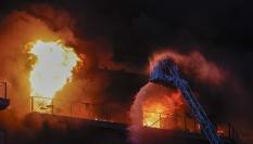 Los bomberos, a contrarreloj contra el fuego en el bloque de viviendas en Valencia