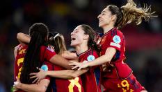 Aitana Bonmatí celebra su gol a Países Bajos junto a varias compañeras