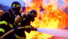 Bomberos apagando un fuego