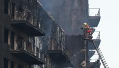 Los bomberos continúan trabajando este viernes tras el fulminante y devastador incendio en un edificio de viviendas de catorce plantas en València, que se ha propagado a otro anexo, y ha causado cuatro muertos y se busca a otras diecinueve personas que están desaparecidas y a quienes sus familiares no han logrado localizar desde que comenzó el fuego.