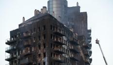 Los bomberos continúan trabajando este viernes tras el fulminante y devastador incendio en un edificio en el barrio de Canamar, Valencia