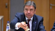 Luis Planas, con la campana de 'mando' en una sesión del Consejo de Agricultura en la UE en julio de 2023