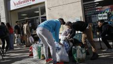 Numerosas personas se han acercado a dejar ropa, mantas y calzado para los vecinos afectados por el incendio de un edificio de València.