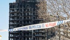 Una cinta policial impide el paso hacia los edificios afectados por un incendio ayer jueves en València, en el que de momento se contabilizan cuatro víctimas mortales, a falta de poder acceder al interior de la estructura, mientras que las personas no localizadas se sitúan en estos momentos en 14, aunque esta cifra puede ir variando conforme prosigan las investigaciones.