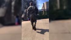 Captura de un momento del vídeo en el que el soldado se quema a lo bonzo ante la legación diplomática israelí en la capital estadounidense.