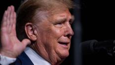 Gesto de Donald Trump en uno de sus actos