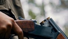 Imagen de archivo de un cazador cargando una escopeta.