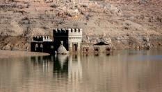 Imagen de archivo de vestigios del antiguo pueblo de Sant Roma de Sau, asomando en uno de los embalses catalanes.