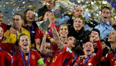 Jenni Hermoso levanta el trofeo de la Nations League