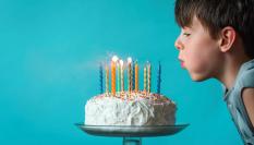 Niño soplando las velas de su tarta