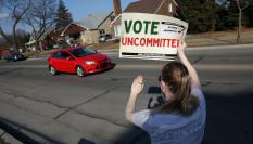 Una votante en las primarias demócratas de Michigan anima a participar en la campaña contra el papel de Joe Biden en la guerra de Gaza.