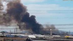 Vista de la columna de humo que deja el incendio originado en un cañar, entre Almassora y Vila-real (Castellón).