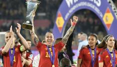 Jenni Hermoso levanta el trofeo de la Liga de Naciones Femenina