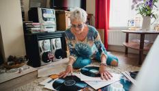 Una gran fan de los discos de vinilo buscando en su coleccion