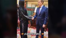 Alberto Núñez Feijóo saludando a Jenni Hermoso.