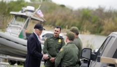 El presidente Joe Biden habla con varios agentes de las patrullas fronterizas de Estados Unidos en Texas.