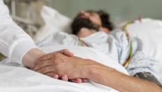 Hombre en un hospital