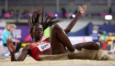 Fátima Diame completa el salto por el que se ha llevado el broce en los Mundiales Indoor de Atletismo de Glasgow.