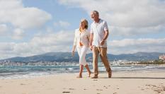 Pareja paseando por la playa