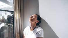 Una mujer tomándose un respiro.