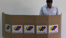 El presidente de Venezuela, Nicolás Maduro, votando en unas elecciones