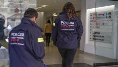 Los Mossos d'Esquadra están registrando este martes la sede de la Federación Catalana de Fútbol (FCF), en Barcelona, según han informado a EFE fuentes cercanas al caso. Los agentes de la policía autonómica han irrumpido a primera hora de la mañana en las oficinas de la FCF, en la calle Sicilia de la capital catalana, donde no han dejado acceder a los trabajadores.
