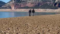 Personas caminando por el embalse barcelonés de Sant Roma de Sau.