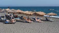 Imagen de archivo de un grupo de veraneantes en una playa de la isla griega de Creta.