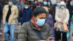 Personas con mascarillas durante la pandemia del covid.