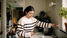 Una mujer enchufa un cargador