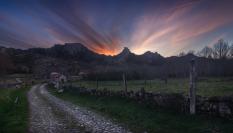 Camino Rural a un pequeño pueblo en medio del Valle de Castro Laboreiro en el Parque Nacional Peneda-Géres