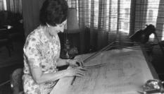 Matilde Ucelay en su mesa de trabajo.