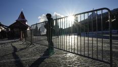 Un policía ruso custodia la zona de la Plaza Roja de Moscú en la que se ha conmemorado los 100 años del nacimiento de Lenin.