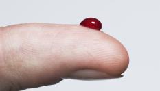 Dedo con una gota de sangre.