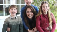 Kate Middleton con sus hijos.