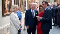 El presidente estadounidense Joe Biden con su nieta Maisy, acompañado del presidente del Gobierno, Pedro Sánchez, y su esposa, Begoña Gómez, en la recepción en el Museo de El Prado durante la cumbre de la OTAN de Madrid.