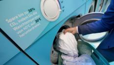 Una persona hace la colada en una exposición en Alemania