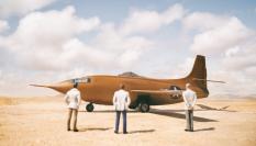 Científicos estadounidenses observando el prototipo de avión supersónico Bell X1, tras haber aterrizado en el desierto.