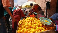 Imagen de archivo de un puesto de venta de fruta en un mercado en Marrakech (Marruecos).