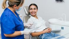 Imagen de una persona en la consulta del dentista.