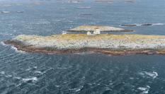 Vista del islote con el faro que está a la venta en Noruega.