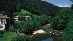 Vista del río Pas a su paso por la localidad cántabra de Puente Viesgo.